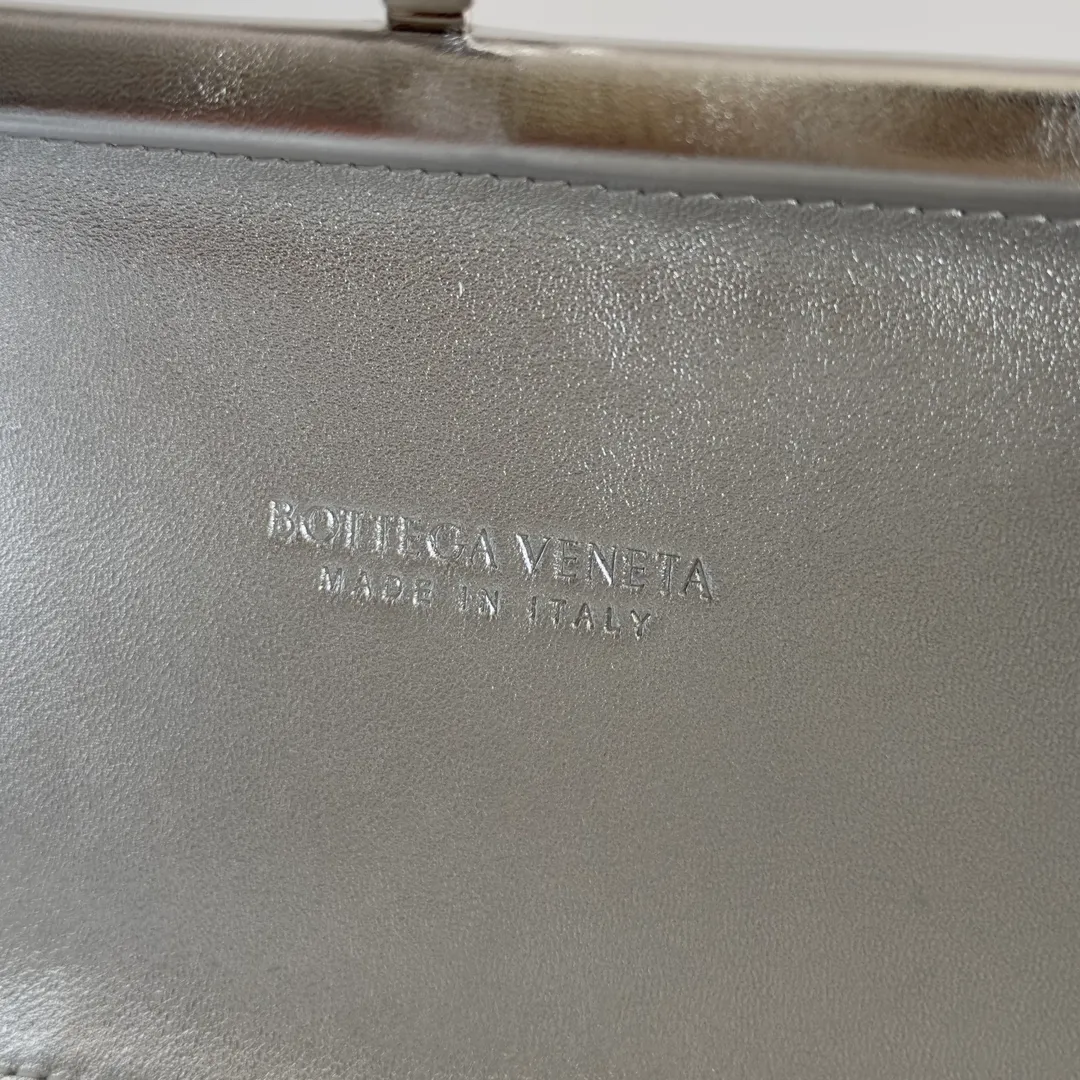 Batch 1860 BV Knot | The classic return of the evening bag. Original leather ➕ Stainless steel hardware ➕ 24k real gold plating ➕ Fully handmade. Those who know the history of our brand should have heard that the knot is a story of Bottega Veneta, and it is also one of the more important design elements. Matthieu Blazy's work this season sublimates Knot's classics, with a new knot design and a woven shoulder strap, plus Fouland Intreccio's weaving technology, adding some fashion to the retro and nostalgic feel of the past. Style number: 717622 Size: 20.5*6*12.5